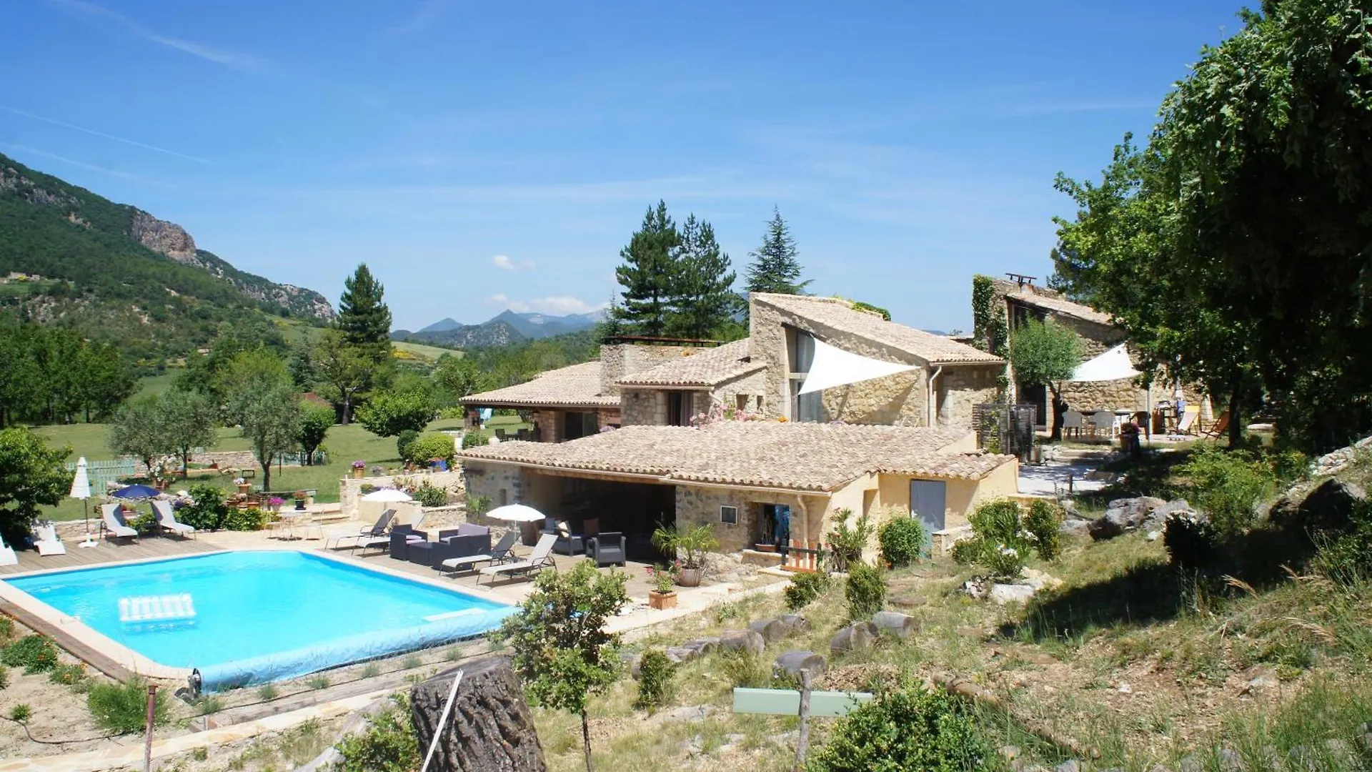 Mas Des Collines Chambre De Charme Avec Vue Et Piscine Châteauneuf-de-Bordette Panzió